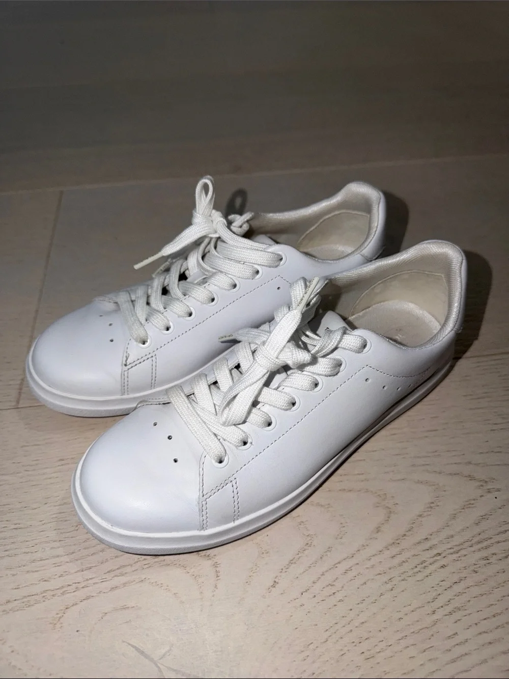 Tory Burch Howell Sneakers Size 7.5 M White Gold Logo Casual Classic Comfy